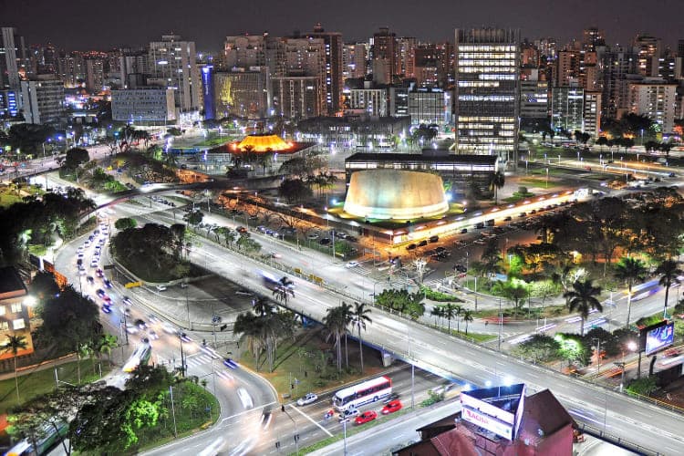 Vista noturna do centro, com o Paço e a Praça do Carmo