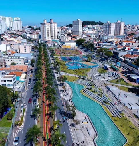 Vista aérea de avenida com parque linear